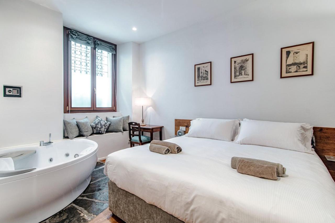 Suite Lo Storico - The House Of Travelers Como Exterior foto